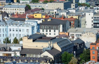 Podilskiy bölgesinde şehir manzarası, Kyiv, Ukrayna. Binalar, çatılar ağaçlar ve sokaklar