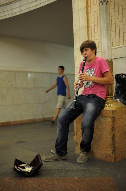 Korsan çocuk metroda flüt çalıyor. 15 Ocak 2019. Kiev, Ukrayna