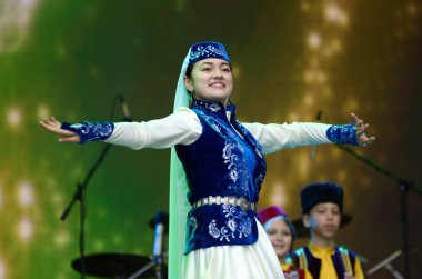 Kırım Tatar dansçısı ulusal bir elbiseyle sahneye çıkıyor.