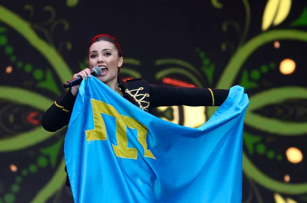 Elzara Batalova, słynna śpiewaczka krymsko-tatarska, występująca na scenie podczas koncertu — Zdjęcie stockowe