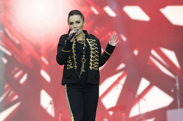Elzara Batalova, famosa cantora crimeano-tártara, apresentando-se no palco durante o concerto — Fotografia de Stock