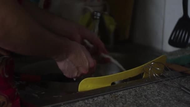 Homem Lava Pratos Cozinha — Vídeo de Stock