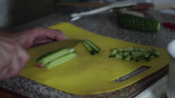 Cuire Les Concombres Coupés Dans Cuisine — Video