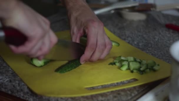 Cozinheiro Corta Pepinos Cozinha — Vídeo de Stock