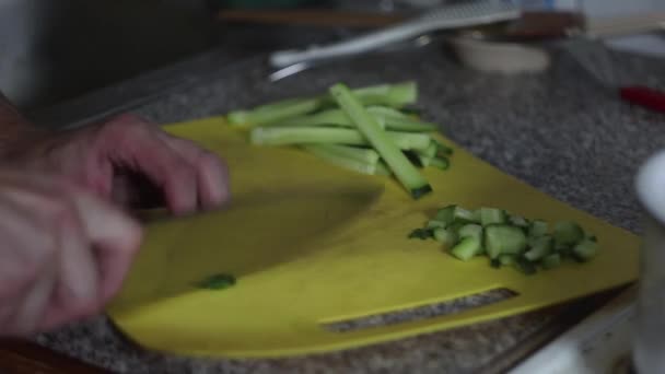 Cozinheiro Corta Pepinos Cozinha Closeup Vídeo — Vídeo de Stock