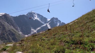 Yazın Elbrus dağında kayak kaldırma işinde çalışıyorum.