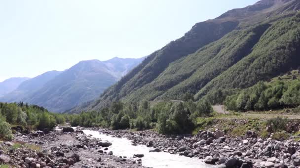 Grote Bergrivier Stroomt Tussen Stenen Stroom Stroomt Van Elbrus Berg — Stockvideo