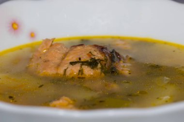 Balık çorbası ile somon, patates, soğan ve havuç. Lohikeitto. Fin mutfağından geleneksel çanak