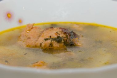 Balık çorbası ile somon, patates, soğan ve havuç. Lohikeitto. Fin mutfağından geleneksel çanak