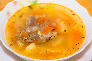 Shurpa - ahşap arka plan üzerinde Orta Asya'da geleneksel koyun eti çorba