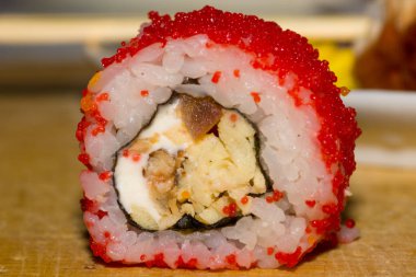 Suşi rulo Füme balığı, domates, krem peynir ve masago havyar