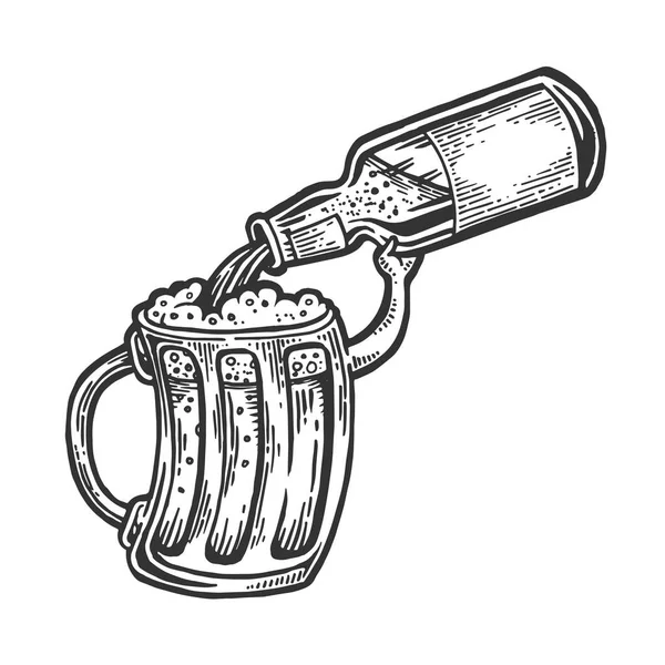 Kop giet bier uit fles gravure vectorillustratie. Kras bestuur stijl imitatie. Zwart-wit getekende handbeeld. — Stockvector