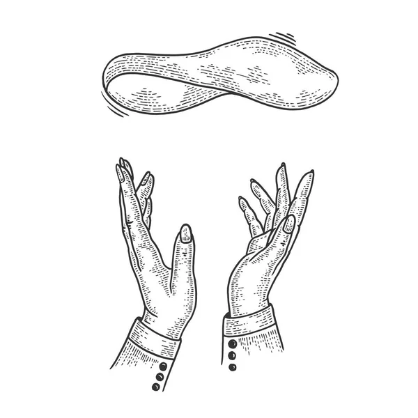 Masa de pizza volando y pizzaiolo manos esbozar ilustración vector grabado. Metáfora de la cocina de pizza. Camiseta ropa diseño de impresión. Scratch board estilo imitación. Imagen dibujada a mano . — Vector de stock