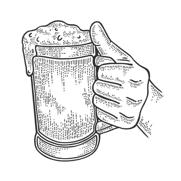 Taza de cerveza en la mano boceto grabado ilustración vectorial. Scratch board estilo imitación. Imagen dibujada a mano . — Archivo Imágenes Vectoriales