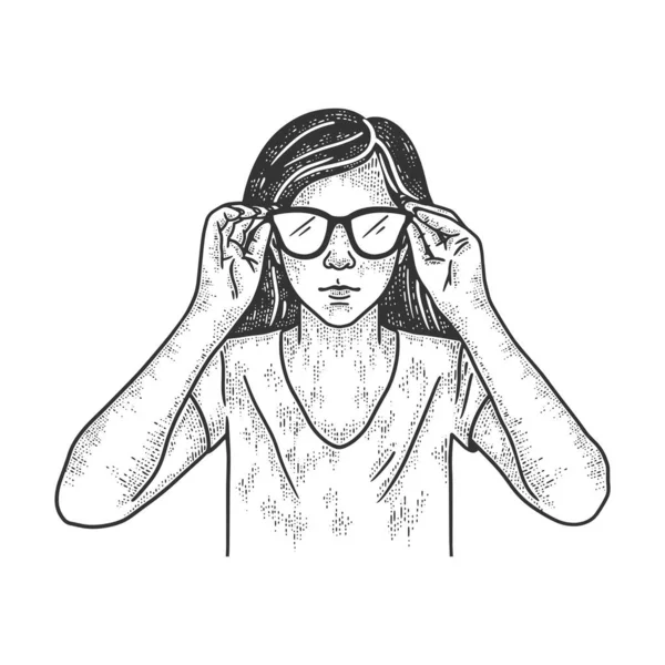 Mujer joven se pone gafas boceto grabado vector ilustración. Diseño de estampado de ropa de camiseta. Scratch board imitación. Imagen dibujada a mano en blanco y negro . — Vector de stock