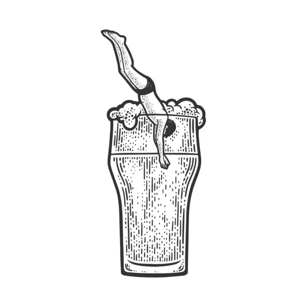 Man dyker in i ett glas öl skiss gravyr vektor illustration. T-shirt kläder tryck design. Skrapbrädesimitation. Svart och vit handritad bild. — Stock vektor