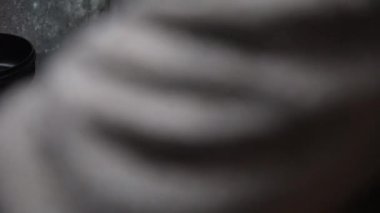 Mantı kızartan bir kadın.