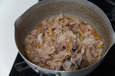 Haşlanmış domuz etinin nasıl yapılacağının resmi