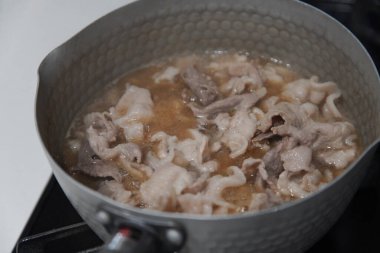 Haşlanmış domuz etinin nasıl yapılacağının resmi