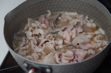 Haşlanmış domuz etinin nasıl yapılacağının resmi