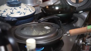 Mantı kızartan bir kadın.