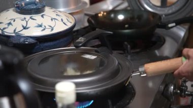 Mantı kızartan bir kadın.