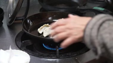 Mantı kızartan bir kadın.