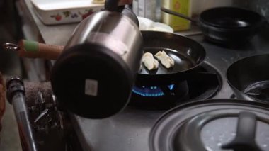 Mantı kızartan bir kadın.