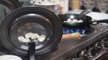 Mantı kızartan bir kadın.