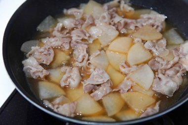 Domuz eti ve turp yapıyorum.