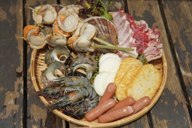 Bir sürü barbekü malzemesinin resmi.