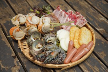 Bir sürü barbekü malzemesinin resmi.