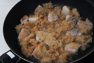 Miso sosunda haşlanmış tavuk budu yapıyorum.