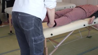 Vücut bakımı gören bir kadın