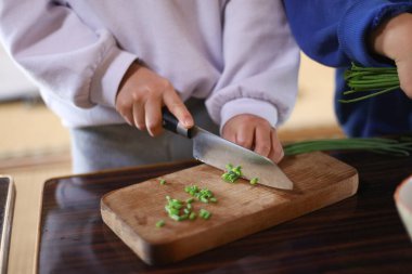 Sebze kesen bir kız resmi