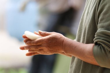 Gohei mochi yapan bir adam.