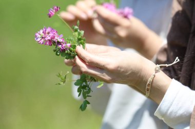 Çiçekli taç yapan kadın