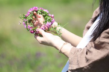 Çiçekli taç yapan kadın