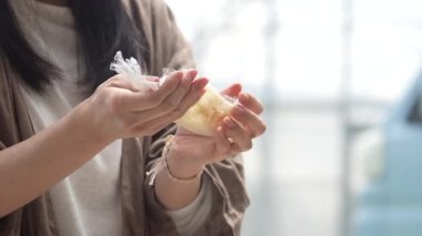 Gohei mochi yapan bir kadın.