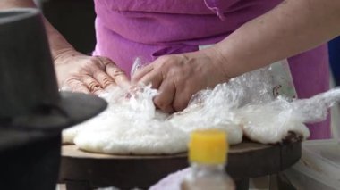 Gohei mochi yapan bir kadın.