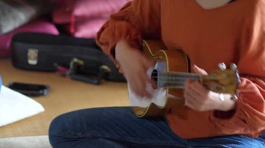 Ukulele çalan kadın