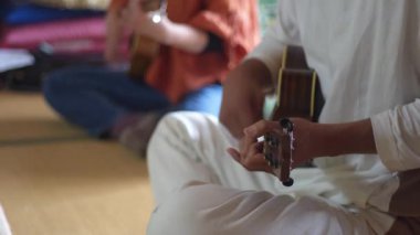 Ukulele çalma görüntüsü