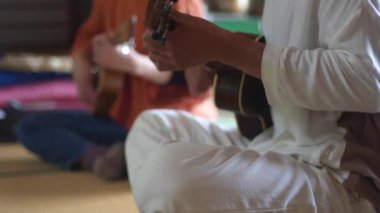 Ukulele çalma görüntüsü