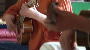 Ukulele çalma görüntüsü