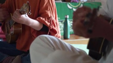 Ukulele çalma görüntüsü