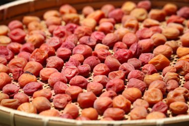 Turşulu erik yapma görüntüsü