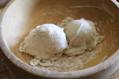 Udon hamurunun dinlenmesine izin vermek