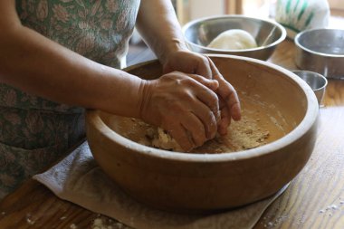 Evde udon eriştesi yapan bir kadın.