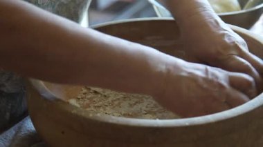 Evde udon eriştesi yapan bir kadın.