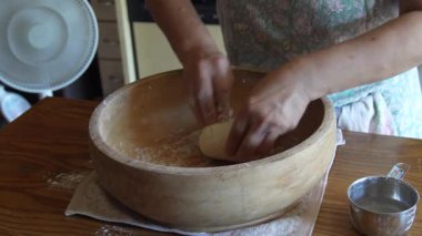 Evde udon eriştesi yapan bir kadın.